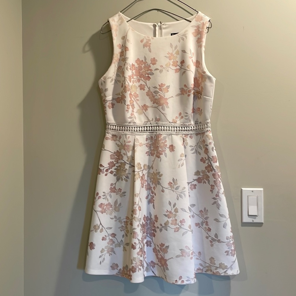 Beautiful white flower dress from Liz Minelli, perfect for a 10-13 year old.